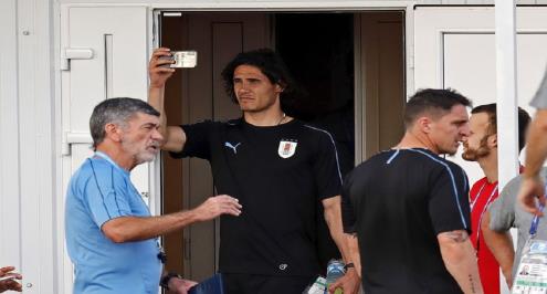 معسكر أوروجواي يتلقى أنباء سارة بشأن كافاني